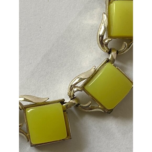 Vintage Lemon Yellow Thermoset Necklace With Gold-Tone Chain Links & Retro Chic - Picture 5 of 11